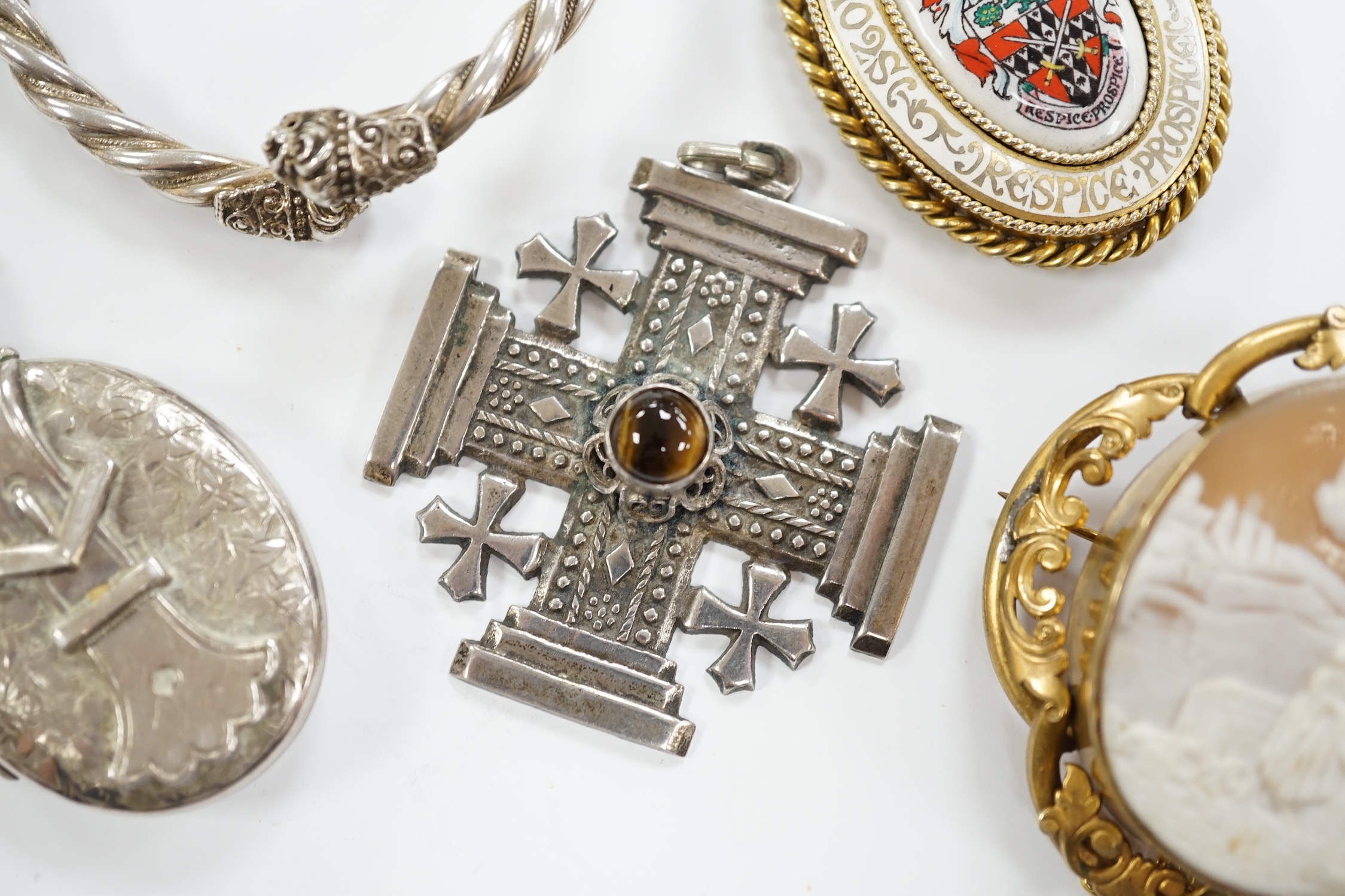 Sundry jewellery including a Victorian silver oval 'buckle' locket, overall 61mm, on a white metal belcher link chain, a continental 950 white metal and banded agate cabochon set cross pendant, a 1930's silver gilt and e